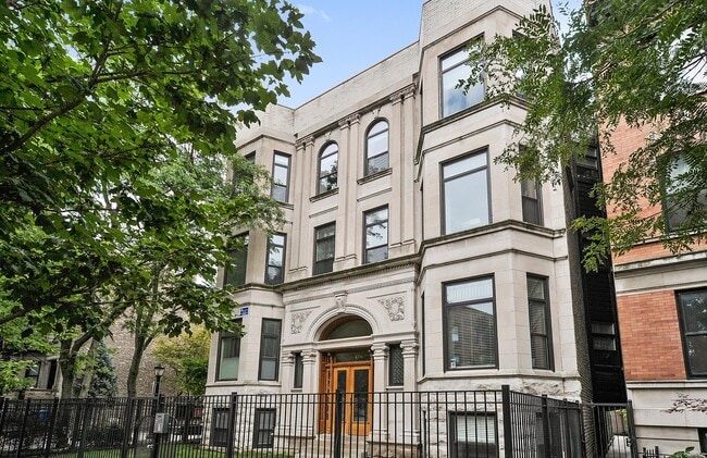 Building Photo - 673 W Roscoe St Unit B2