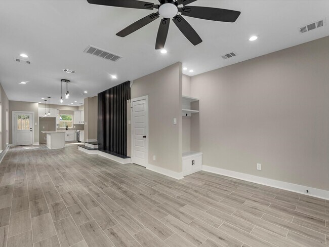 Photo - 7802 Queen St