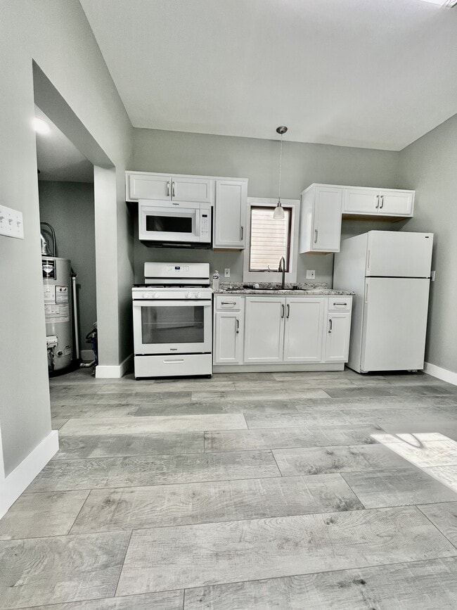 Photo - 117 W Hemlock St