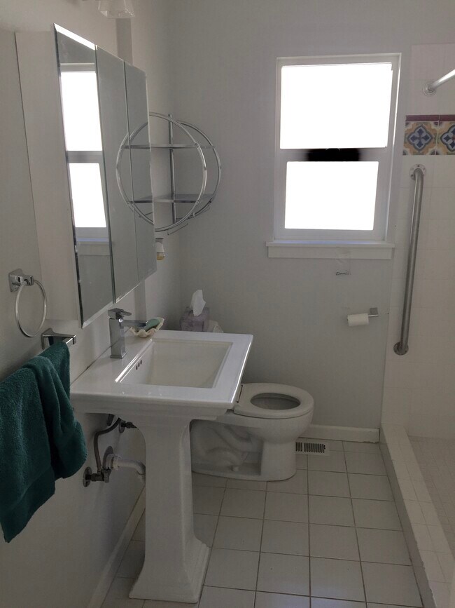 Photo - 7014 Brooklyn Ave NE