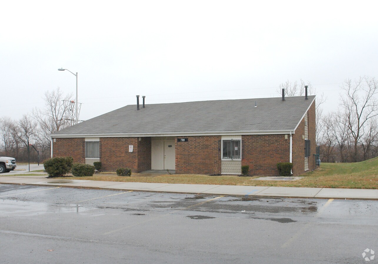 Mount Crest Court - Mount Crest Court Apartments