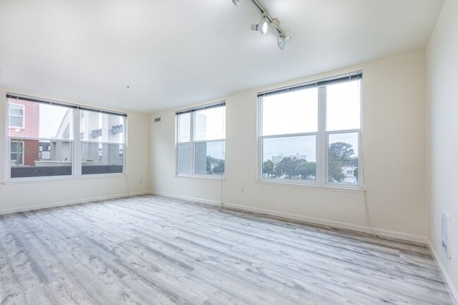 Building Photo - Spacious Ingleside Heights Condo w/ Private Patio & Parking!