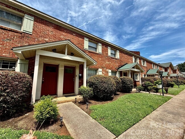 Building Photo - 1207 Green Oaks Ln Unit J