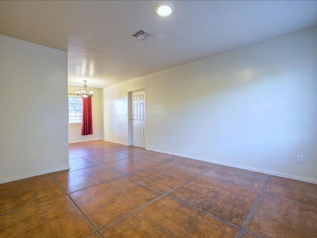 Photo - 3 Bedroom 2 Bathroom Near UofA!