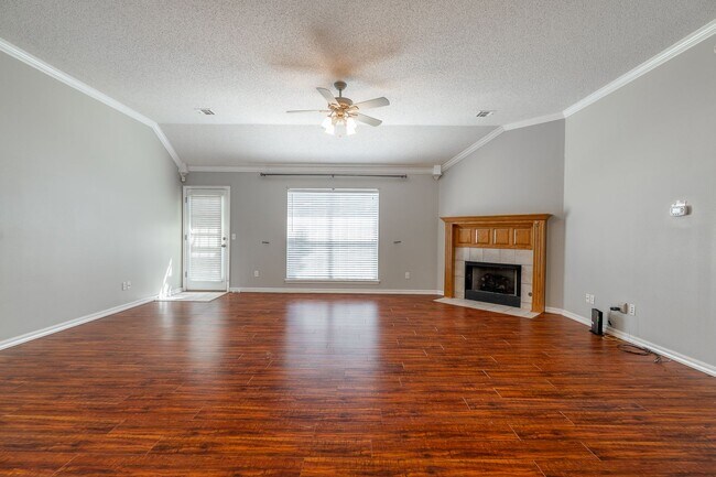 Photo - 3 Bedroom 2 Bath Beautiful West Fayetteville home!! Great Location, Great yard!!