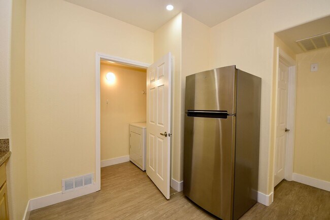 Photo - Upgraded & Charming Two-Bedroom Condo with... Unidad 1092
