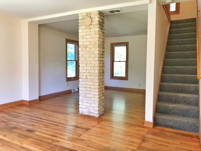 Photo - 2 Bedroom, 1.5 Bath Farm HOUSE, LARGE Yard, 2.5 Car Garage! UPDATES!