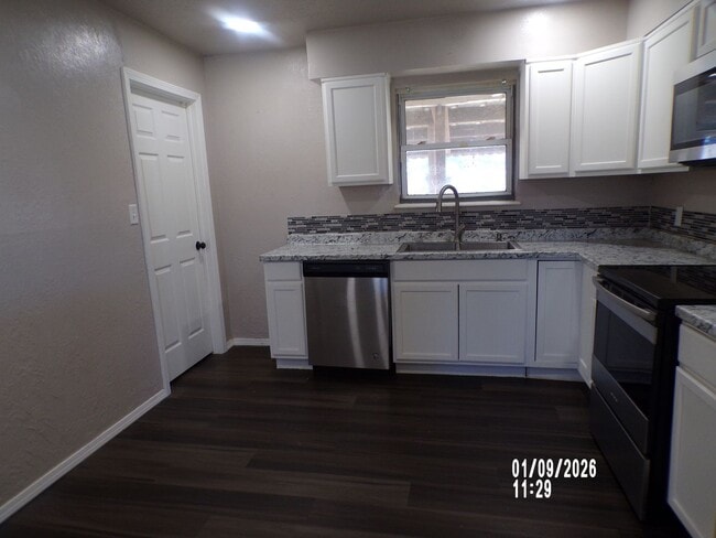 Photo - Very nice spacious home, located in the Country Club West area!