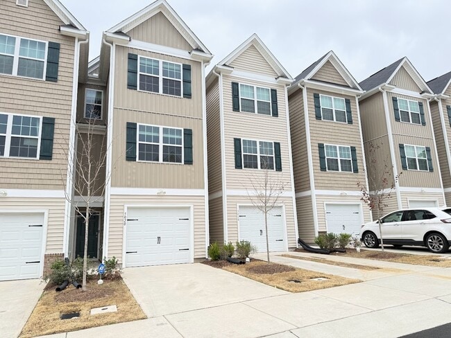 Building Photo - 3 Bedrooms 1 Garage & Open space one the Main Floor