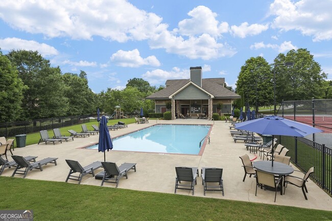 Photo - 423 Royal Cres Ln E