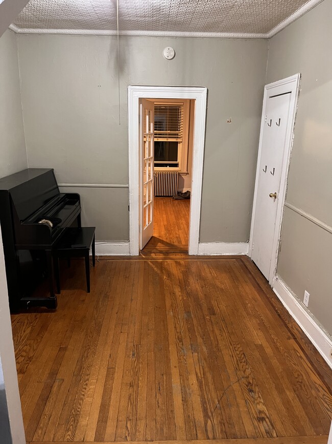 Fotografía del edificio - 77 Calyer St Unidad #3