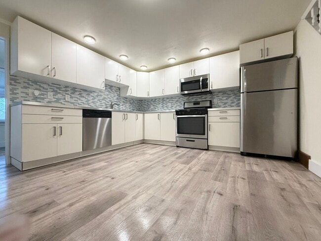 Building Photo - Spacious 2BR House with off street parking!