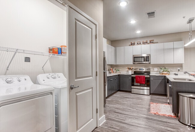 Downing (Premium Unit) - 4BD / 4BA - 1,499 SqFt - Laundry