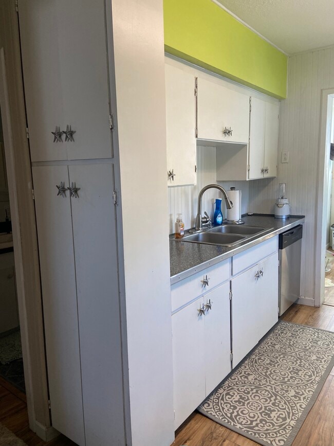 Photo - 717 10th Ave