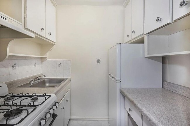 Photo - 86-11 151st Ave