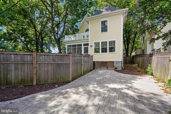 Photo - 1503 Russell Rd