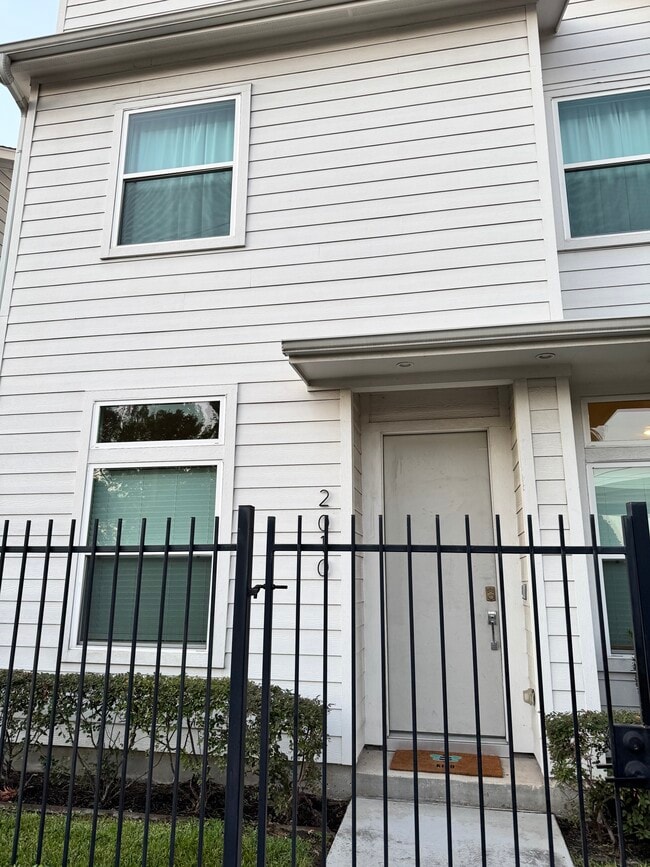Photo - 2010 Live Oak St