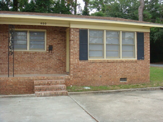 Building Photo - NICE TWO BEDROOM DUPLEX