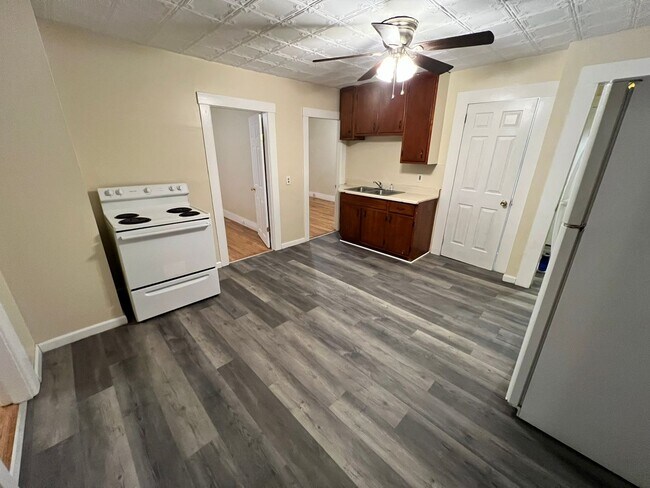 Building Photo - 23-25-25 Dale St Unit 23 Dale St