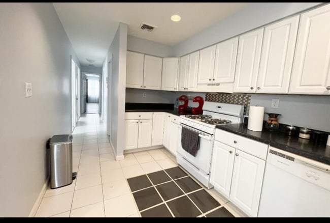 Building Photo - 301 72nd St Unit 2 Rental