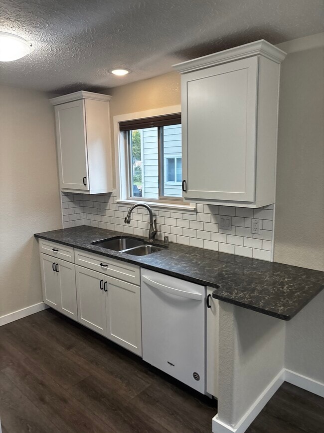 Quartz counters/breakfast bar