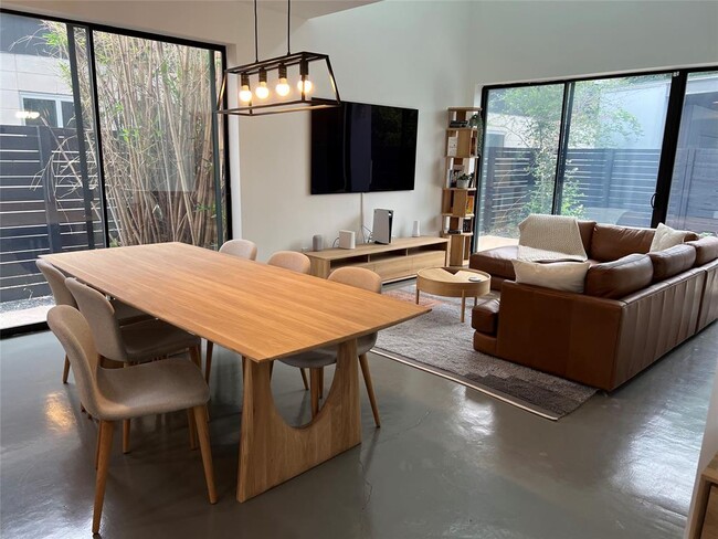 Building Photo - 1105 Altum St