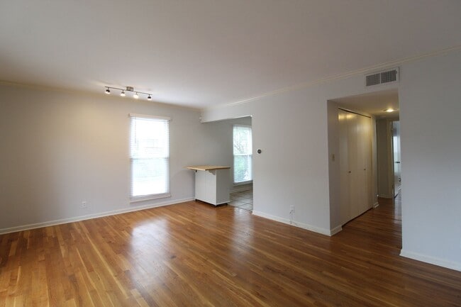 Photo - May FREE On This 2 Bedroom 1 Bath Apartment In The West Plaza Area Unit #1