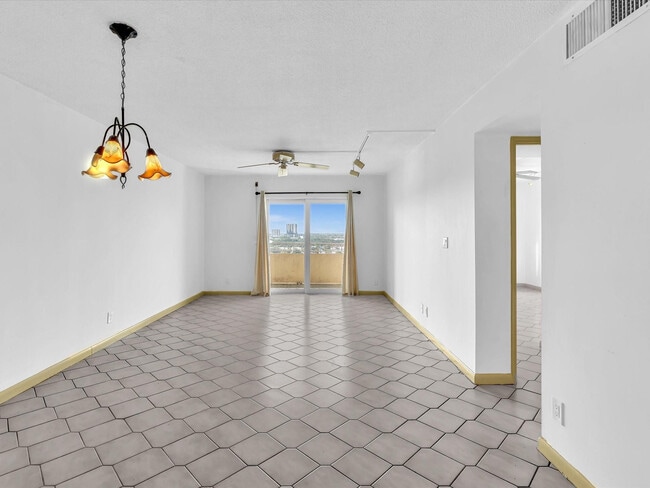 Photo - 900 NE 18th Ave Unit 1404