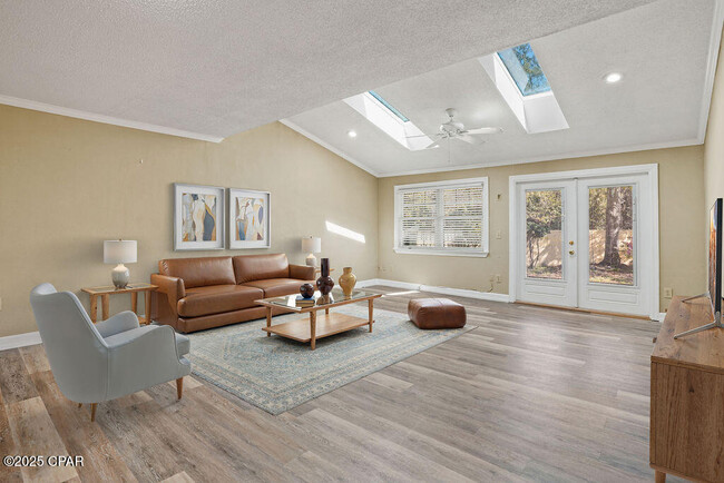 Photo - 1025 W 19th St Apartment Unit 2A