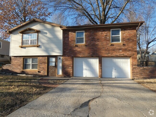 Building Photo - 5220 NE 57th St Rental
