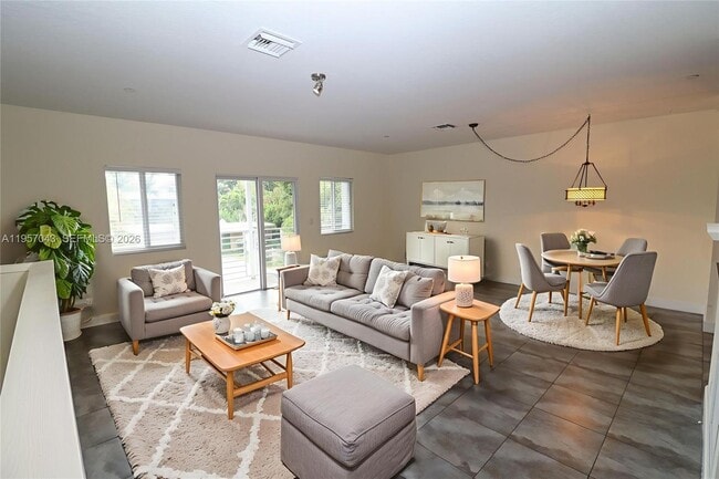 Building Photo - 609 NE 28th St