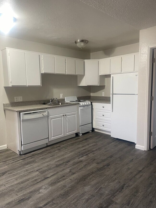 Photo - Beautiful One Bedroom Remodeled  Available Unidad 356
