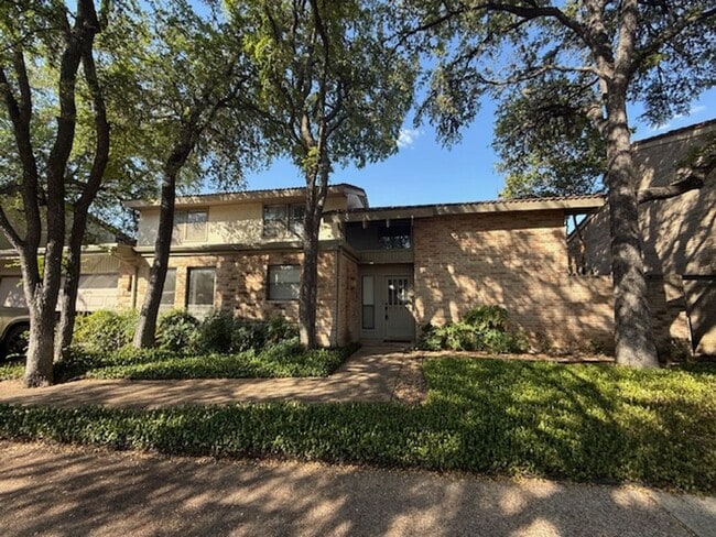 Building Photo - Prestigious Gated Living in Mission Trace-... Rental