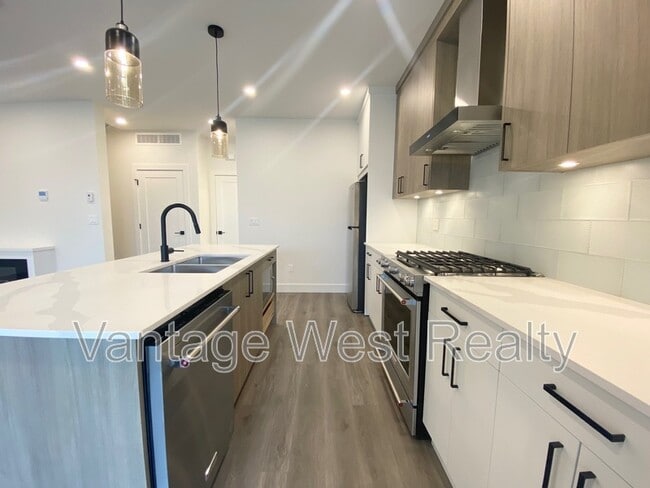 867-867 Morrison Ave
