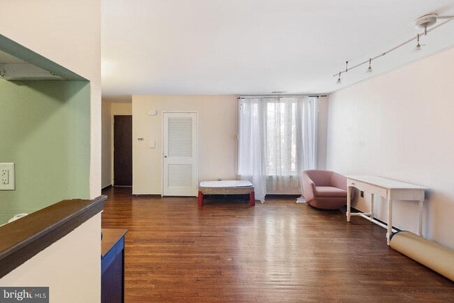 Building Photo - 328 Queen St Unit C Rental