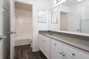 2 habitaciones, 1 baño - 850 pies cuadrados - Baño