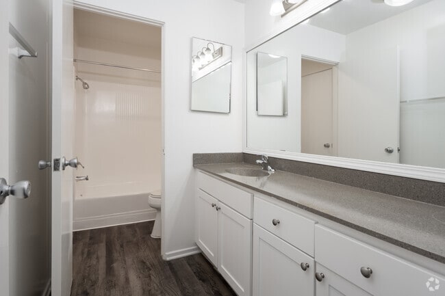2BR, 1BA - 850SF - Bathroom - Lincoln-Moody Apartments