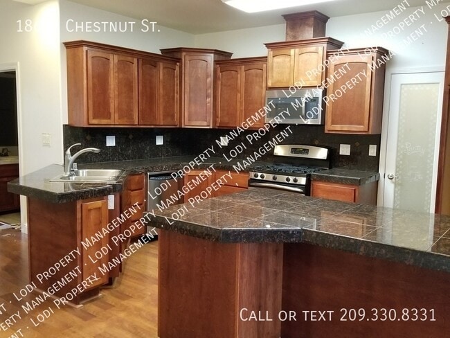 Photo - 18640 Chestnut St