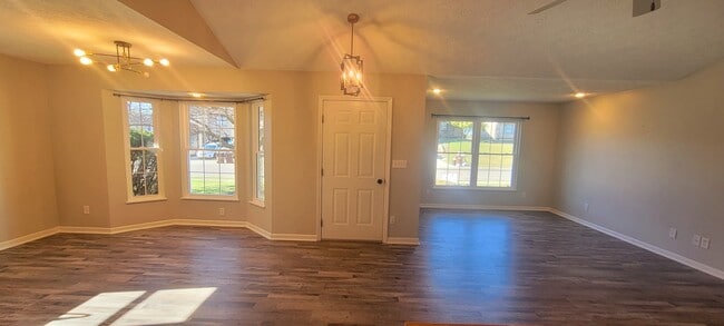 Photo - 470 Yale Dr Unit B