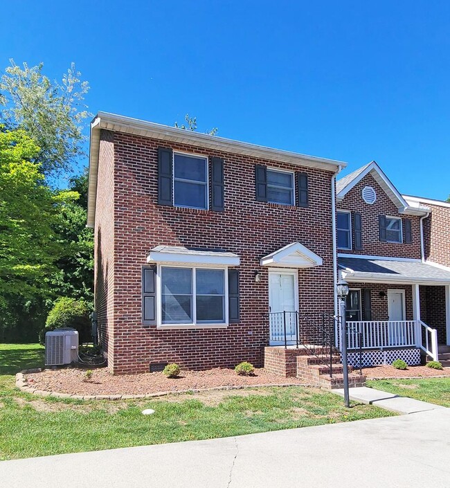 Photo - 807A Edgemont Terrace SW