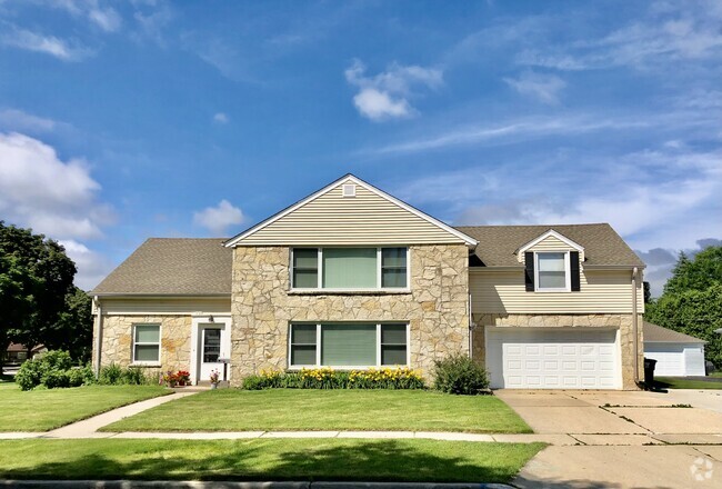 1 garage & 1 outdoor space - 2105 Ludington Ave Rental