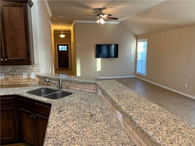 Building Photo - Beautifully 4 bedroom, 3 bathroom house wi...