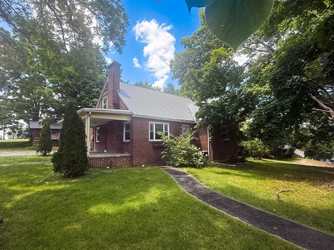 Building Photo - Spacious 4BR/2BA Two-Story Home with Basement, Hardwood Floors & Pet-Friendly Living