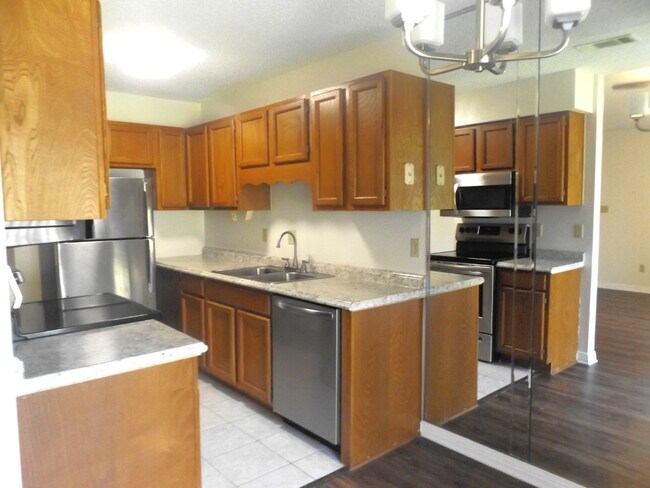 Photo - Updated 2-Bedroom Apartment in North Pensacola Near UWF & I-10 | High Ceilings, Fireplace, Utilit...