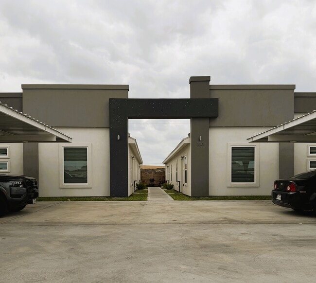 Building Photo - 220 W Campeche Ave Unit Apartment 3