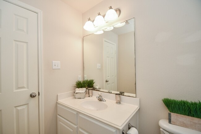 Photo - 128 Emerald Loch Ln