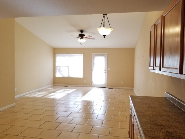 Spacious living room / Dining room - 9001 Shaw Ferry Rd