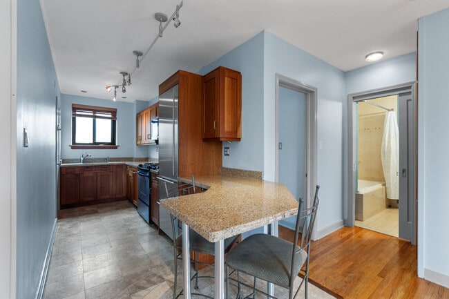 Building Photo - 1208 W Chase Ave Unit 3D