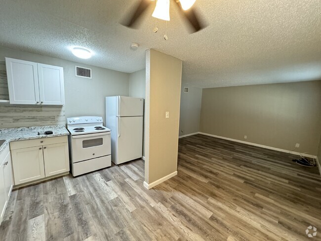 Building Photo - 2 Bedroom and 1 bathroom ready to move in Unit 4 Rental