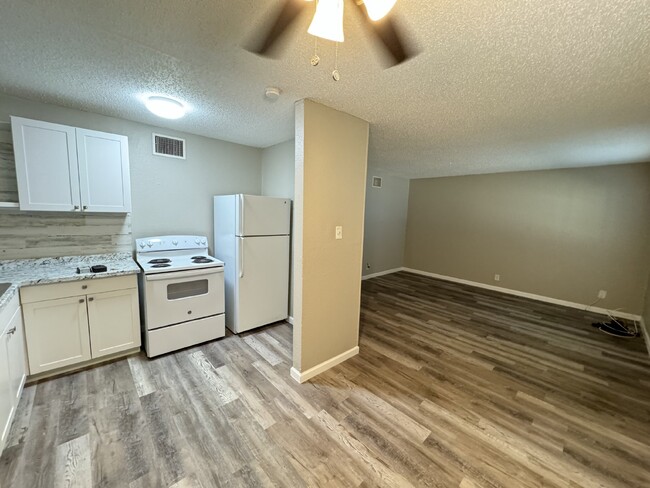 2 Bedroom and 1 bathroom ready to move in - 2 Bedroom and 1 bathroom ready to move in Apartment Unit 4